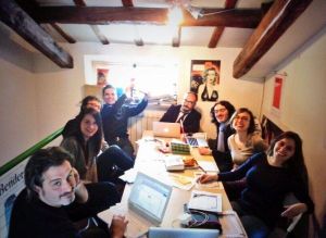 La redazione di minimum fax usa i social per mostrare l'hashtag #serinostaisereno